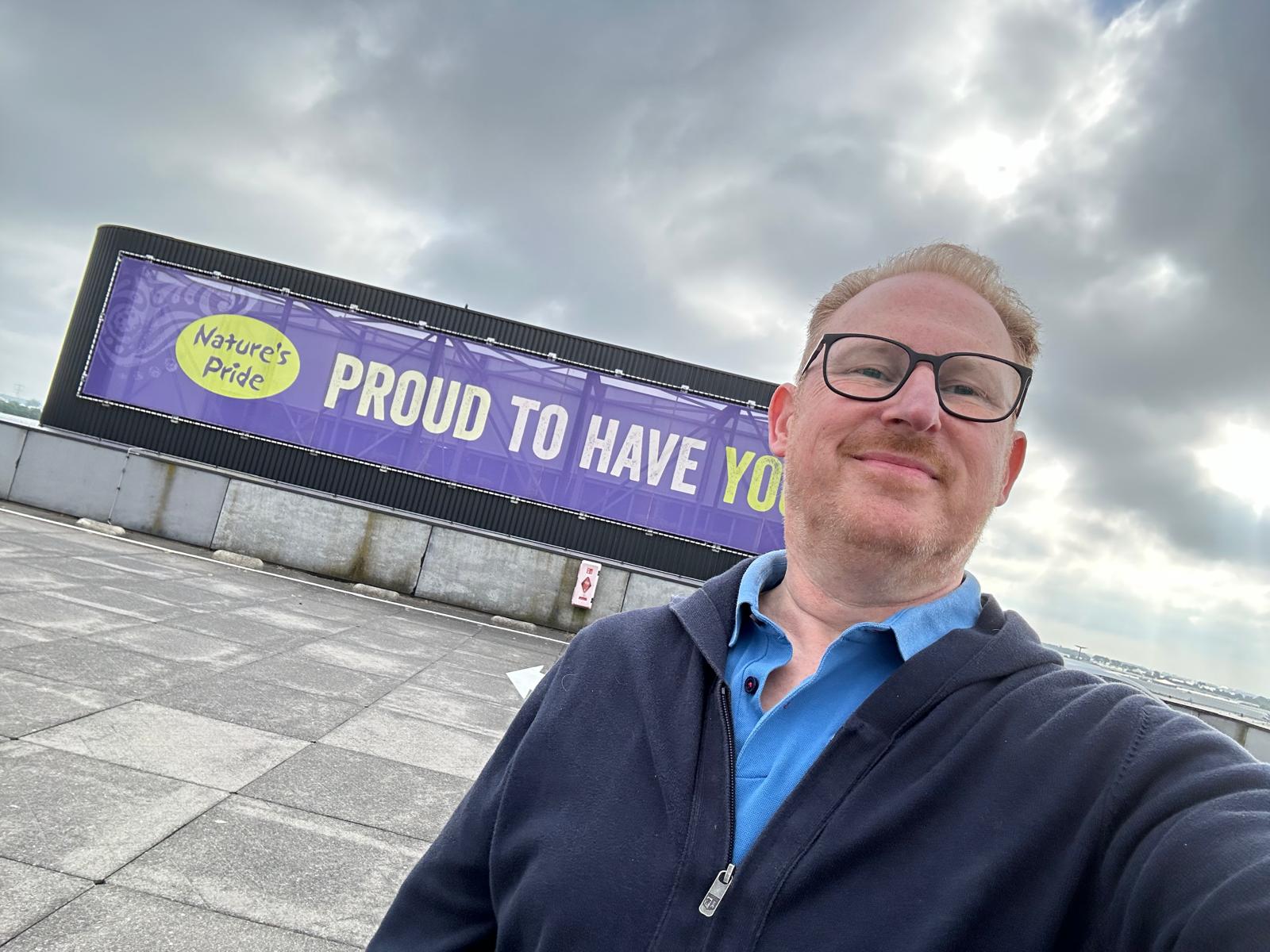 Abbe Zwaal - Interim Manager en Master Black Belt (selfie met Nature Pride tekst op achtergrond)